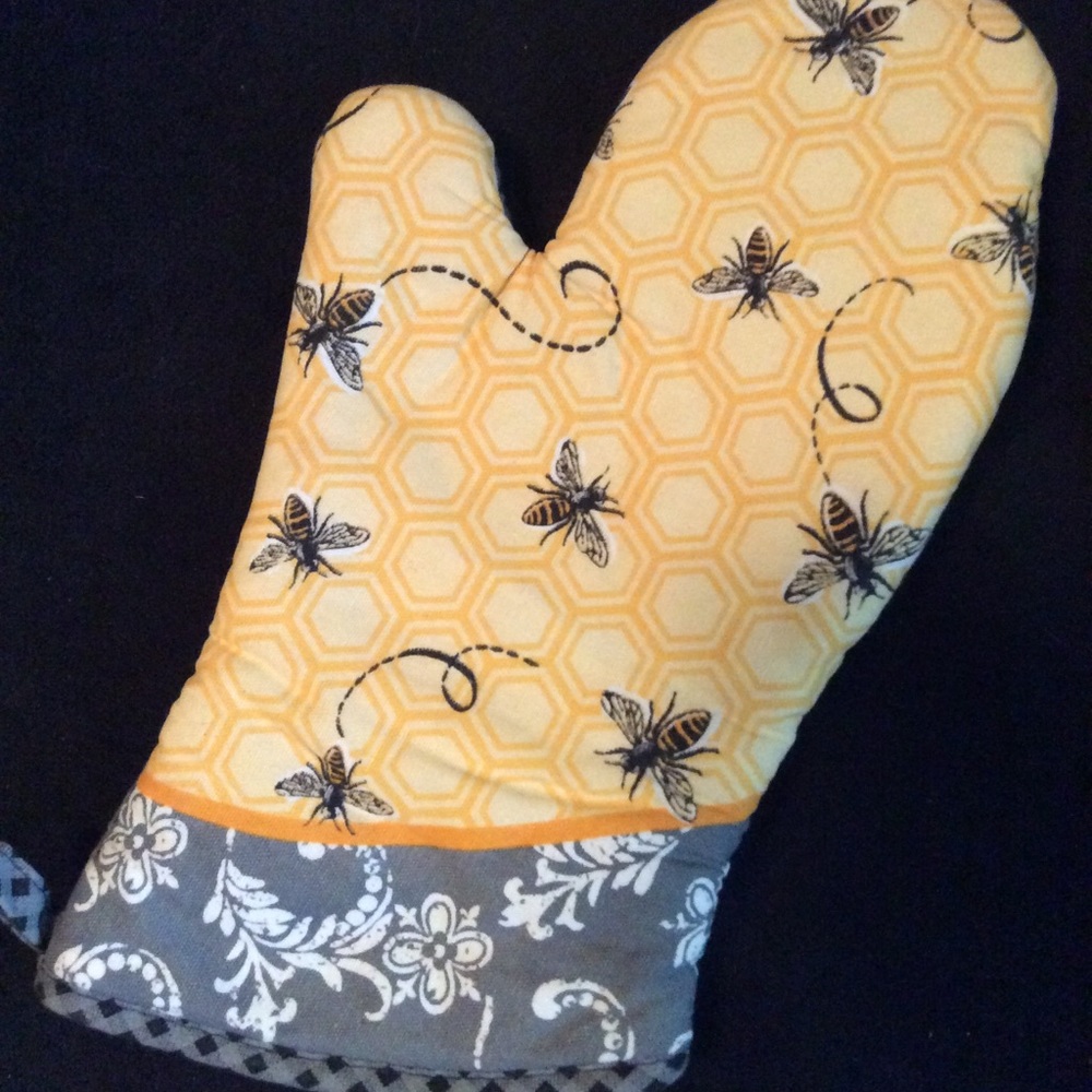 Brand new!! Bee Hive Oven Mitt! Kay Dee Designs.